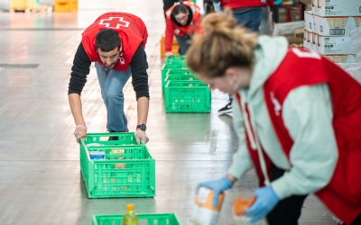 Imatge de voluntaris de Creu Roja treballant durant el primer dispositiu de Fira Sabadell | Roger Benet